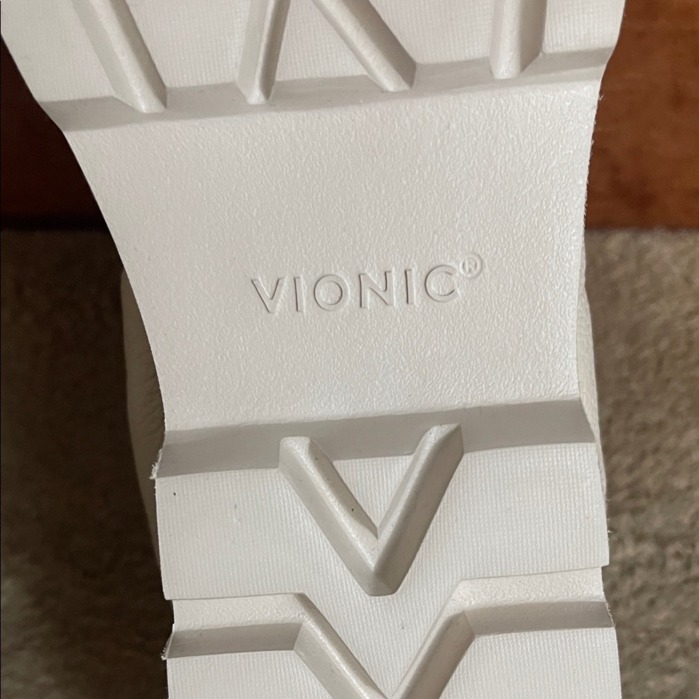 NWOT Vionic Cream Leather Loafers with Tortoise Chain - Picture 11 of 14